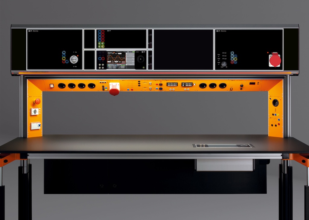 3-Cockpittisch-6HE-black-edition-Bridge-orange-frontal