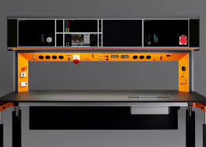 3_Cockpittisch_6HE_black_edition_Bridge_orange_frontal